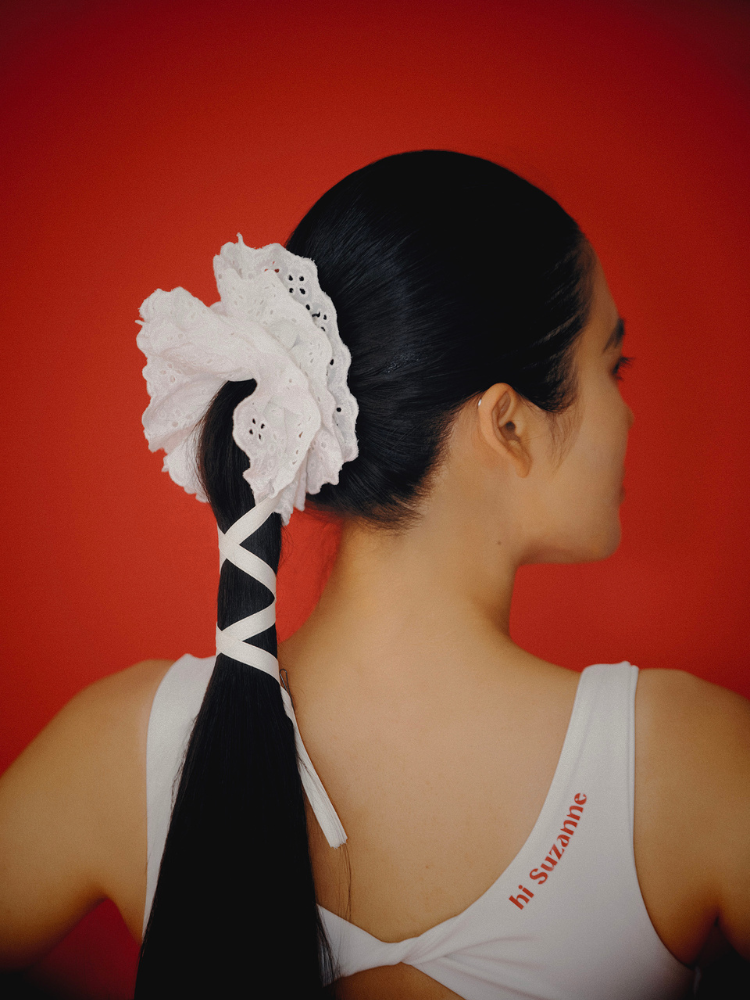 Hi Suzanne Motion Elegance Court Scrunchie White Hi Suzanne | Snowears.com